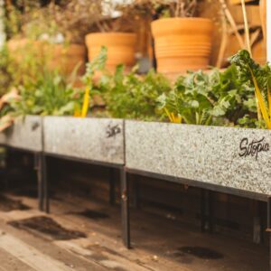 Cama de polialuminio elevada